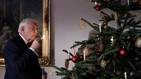Nach seiner Ansprache entz&uuml;ndet Steinmeier eine Kerze am Weihnachtsbaum.