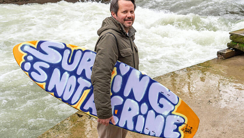 Am 1. M&auml;rz gab es eine Demo an der Eisbachwelle: Auch Max vom Surf Club M&uuml;nchen war dabei, als die Community die Aufhebung des aktuellen Surfverbots und die Wiederherstellung der Surfwelle forderte.