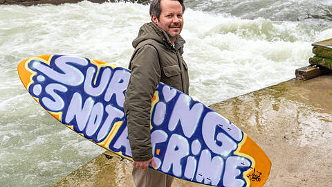 Am 1. M&auml;rz gab es eine Demo an der Eisbachwelle: Auch Max vom Surf Club M&uuml;nchen war dabei, als die Community die Aufhebung des aktuellen Surfverbots und die Wiederherstellung der Surfwelle forderte.