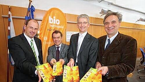 Wollen mehr Bio: Benedikt Bisping (li.), Laufer Bürgermeister, Marcello Mazzu (2. v. li.), Präsident von Citta del Bio, sein Vize Claudio Serafini (re.) und Werner Ebert, Projektleiter BioMetropole. Wollen mehr Bio: Benedikt Bisping (li.), Laufer Bürgermeister, Marcello Mazzu (2. v. li.), Präsident von Citta del Bio, sein Vize Claudio Serafini (re.) und Werner Ebert, Projektleiter BioMetropole.
