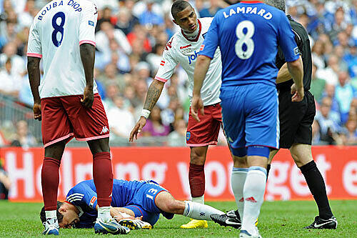 Wegen dieses Tritts von Kevin-Prince Boateng verpasst Michael Ballack (am Boden) die WM.