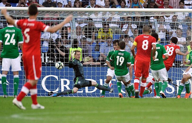 Nach der ernüchternden Testspiel-Niederlage gegen die Schweiz stellt Bundestrainer Jogi Löw alles wieder auf Null und deutet an, wer am Dienstag aus dem Kader fallen könnte.