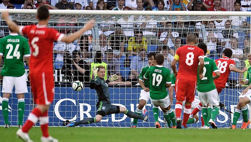 Nach der ernüchternden Testspiel-Niederlage gegen die Schweiz stellt Bundestrainer Jogi Löw alles wieder auf Null und deutet an, wer am Dienstag aus dem Kader fallen könnte. Nach der ernüchternden Testspiel-Niederlage gegen die Schweiz stellt Bundestrainer Jogi Löw alles wieder auf Null und deutet an, wer am Dienstag aus dem Kader fallen könnte.