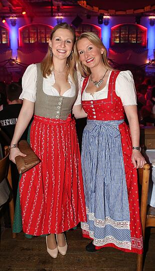 Auch dieses Jahr feierten 2.000 Gäste am Auftakt-Abend der Nacht der Tracht in Dirndl und Lederhosn ein rauschendes Fest im Löwenbräukeller! Bereits zum 12. Mal zapften die Veranstalter Wiesnwirt Christian Schottenhamel und Eventmanager Philip Greffenius beim traditionellen Anstich der Nacht der Tracht das erste Fass gekonnt mit nur zwei Schlägen an, und freuten sich über die gute Stimmung im Festsaal. Die Bilder!