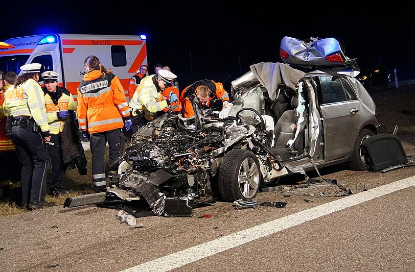 Schreckliche Bilder von der A8: Ein Münchner ist auf der Autobahn in das Heck eines Lkw gerast und kam dabei ums Leben. Der Unfall passierte bei Leonberg.