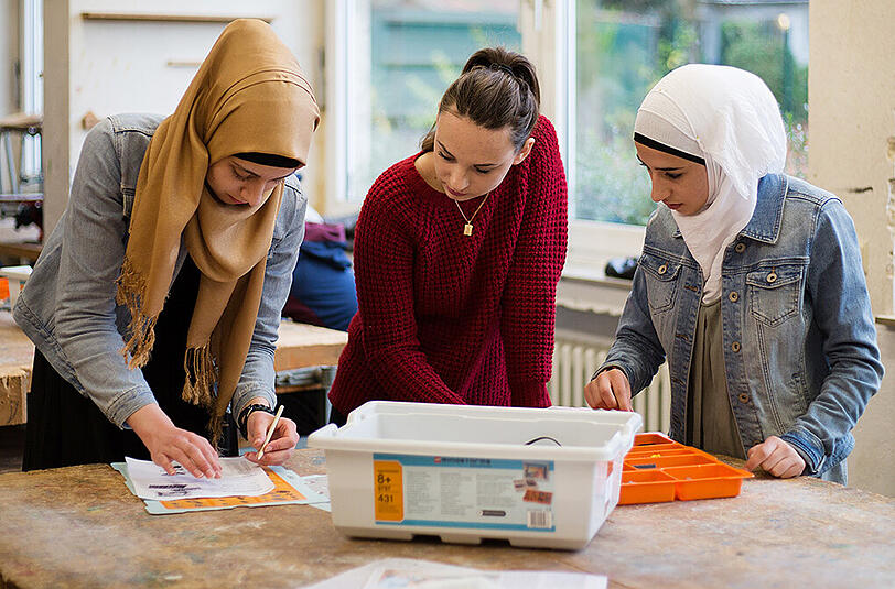 Die Flüchtlingskinder seien zwar sehr lernbegierig, doch viele von ihnen nicht mehr an einen regelmäßigen Schulalltag gewöhnt.