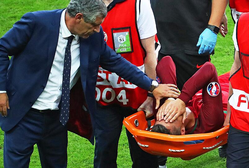 Das Ronaldo-Drama: Auf und Ab des portugiesischen Superstars im EM-Finale gegen Gastgeber Frankreich. Die einmaligen Bilder von Ronaldo, der von der tragischen Figur zum weltbesten Co-Trainer mutierte und dann zum großen Triumphator wurde.
