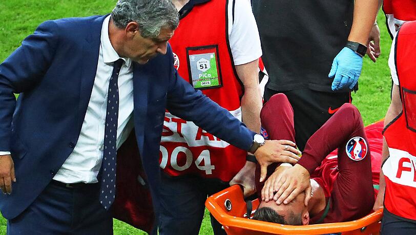 Das Ronaldo-Drama: Auf und Ab des portugiesischen Superstars im EM-Finale gegen Gastgeber Frankreich. Die einmaligen Bilder von Ronaldo, der von der tragischen Figur zum weltbesten Co-Trainer mutierte und dann zum großen Triumphator wurde. Das Ronaldo-Drama: Auf und Ab des portugiesischen Superstars im EM-Finale gegen Gastgeber Frankreich. Die einmaligen Bilder von Ronaldo, der von der tragischen Figur zum weltbesten Co-Trainer mutierte und dann zum großen Triumphator wurde.