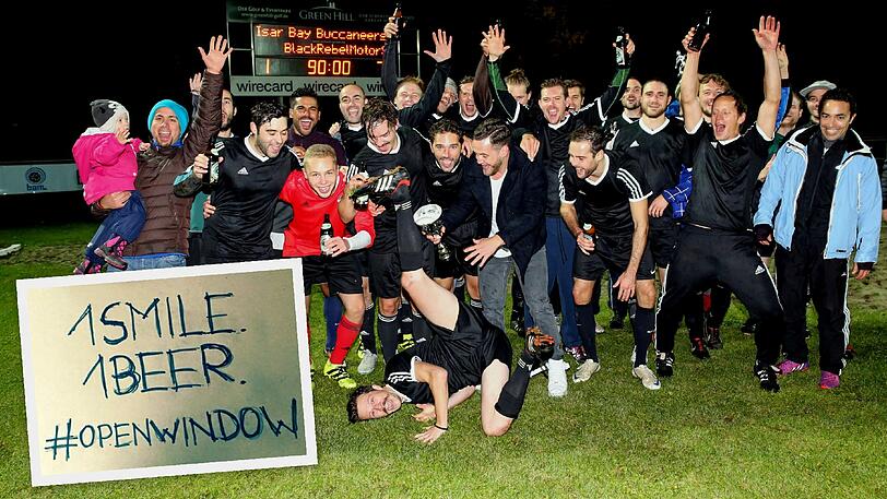 Die Jungs der #MunichSmileAgain-Aktion - und die stolzen Gewinner des AZ-Freizeitkicker-Cups!