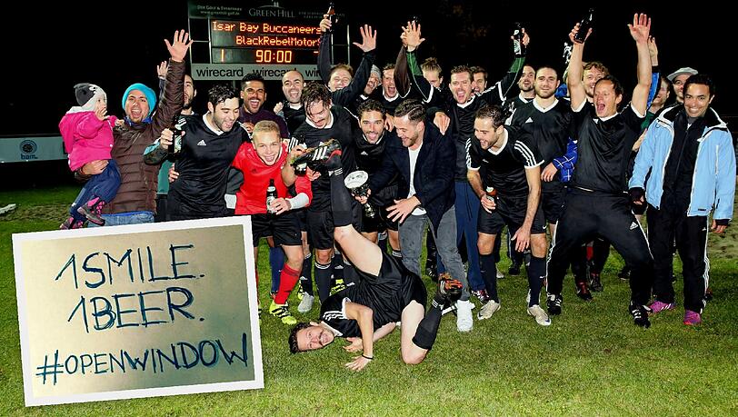 Die Jungs der #MunichSmileAgain-Aktion - und die stolzen Gewinner des AZ-Freizeitkicker-Cups! Die Jungs der #MunichSmileAgain-Aktion - und die stolzen Gewinner des AZ-Freizeitkicker-Cups!