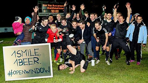 Die Jungs der #MunichSmileAgain-Aktion - und die stolzen Gewinner des AZ-Freizeitkicker-Cups!