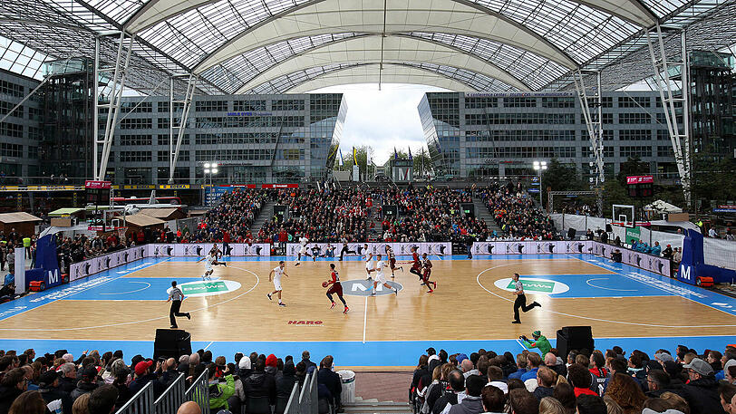 Das Show-Match am Flughafen konnten die Basketballer für sich entscheiden