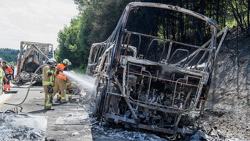 Der ausgebrannte Reisebus auf der A9.