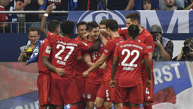 Der FC Bayern gewinnt gegen Schalke 04 mit 3:0. Der FC Bayern gewinnt gegen Schalke 04 mit 3:0.