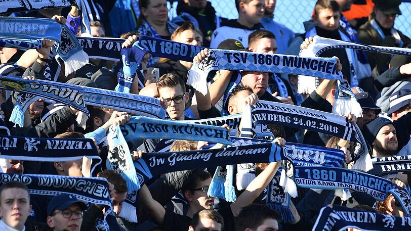 Sechzger-Fans schwenken ihre blauen Fanschals.