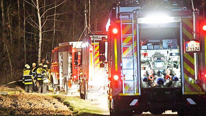 Nur wenige Stunden nach dem ersten Brand musste die Feuerwehr schon wieder ausrücken. Nur wenige Stunden nach dem ersten Brand musste die Feuerwehr schon wieder ausrücken.