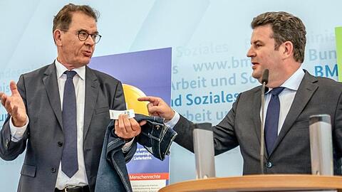 Arbeitsminister Heil (r) und Entwicklungsmminister Müller während einer Pressekonferenz zum Lieferkettengesetz in Berlin.
