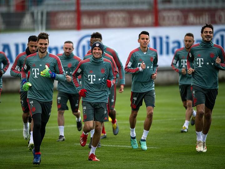 Die Spieler des FC Bayern laufen sich warm. Vor dem Gipfel gegen den BVB treffen die Münchner in der Bundesliga auf den SC Freiburg.