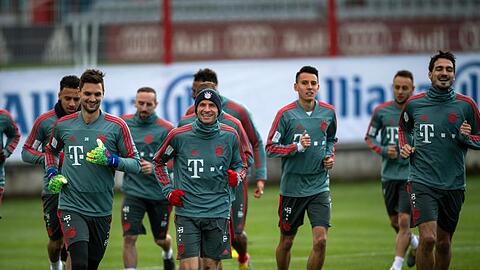 Die Spieler des FC Bayern laufen sich warm. Vor dem Gipfel gegen den BVB treffen die Münchner in der Bundesliga auf den SC Freiburg.