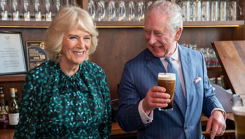Herzogin Camilla und Prinz Charles in einer irischen Brauerei in London.