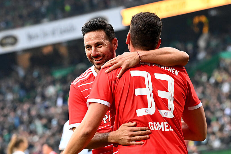 Stürmer-Kollegen unter sich: Claudio Pizarro und Mario Gomez.