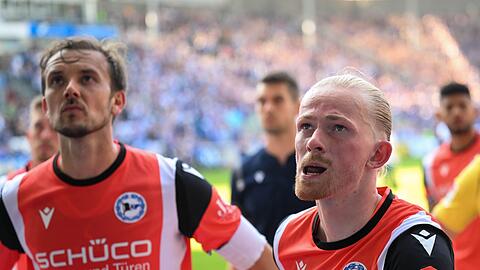 Konsternierte Gesichter: Manuel Prietl (l) und Jomaine Consbruch von Arminia Bielefeld sind nach der Niederlage in magdeburg bedient.
