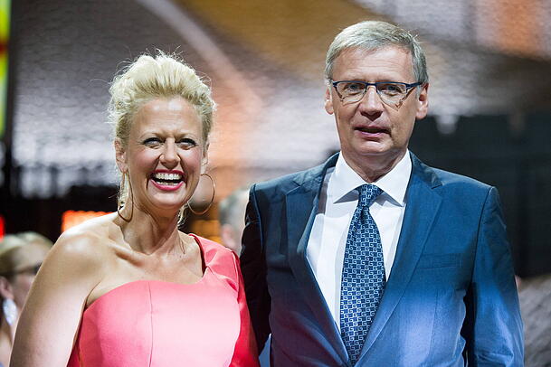 Ein Roadtrip mit Barbara Schöneberger und Günther Jauch? Für Tim Mälzer klingt ein solches Vorhaben verlockend. Ein Roadtrip mit Barbara Schöneberger und Günther Jauch? Für Tim Mälzer klingt ein solches Vorhaben verlockend.