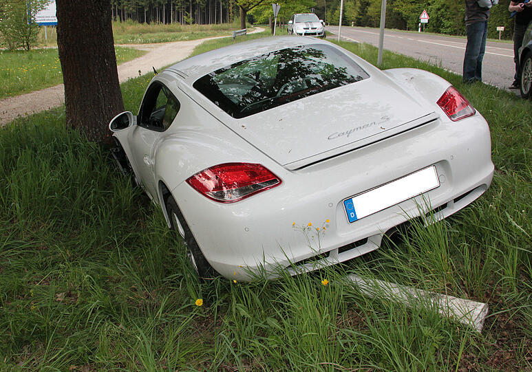 Dem Baum fehlt kaum was, nur etwas Rinde ist abgeschürft - der 85.000 Euro teure Cayman S von Porsche ist dagegen schwer beschädigt. Vermutlich durch einen Fahrfehler und durch Nässe auf der Fahrbahn fuhr ein Mann seinen Porsche Cayman S zwischen Ampfing und Waldkraiburg direkt am Kino gegen einen Baum.