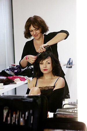Das Making Of: Haare, Make up,... Wir meinen: Eigentlich bräuchte die hübsche Cosma den ganzen Aufwand nicht!