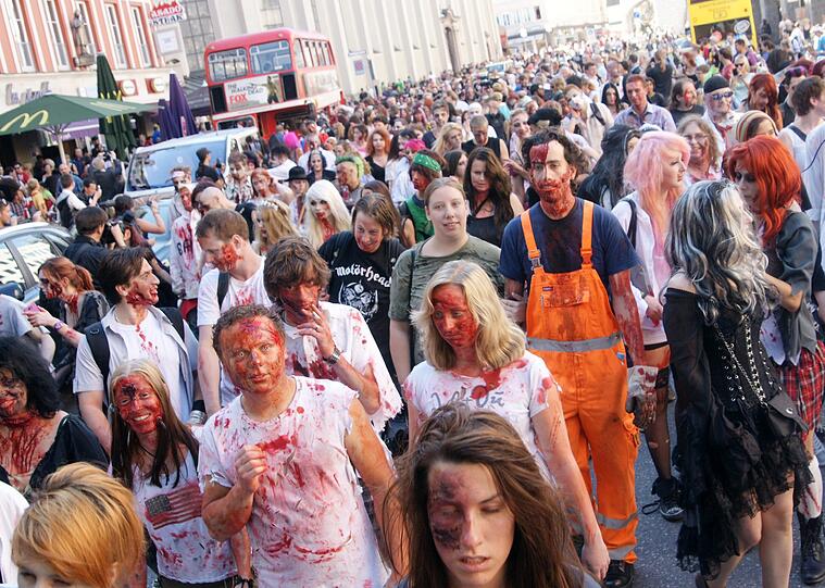 Die neue Staffel von "The Walking Dead" startet demnächst wieder bei FOX. Fans dieser Thriller- Reihe aus aller Welt feiern das auf sehr spekakuläre Art und Weise: Mit einem Zombiewalk. Übel zugerichtet und mit Kunstblut übersät erschrecken gut 700 Fans die Münchner am Karlsplatz Stachus. Die schrägsten Bilder.