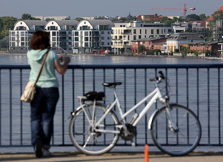 In Magdeburg hat sich die Hochwasserlage an der Elbe weiter zugespitzt.