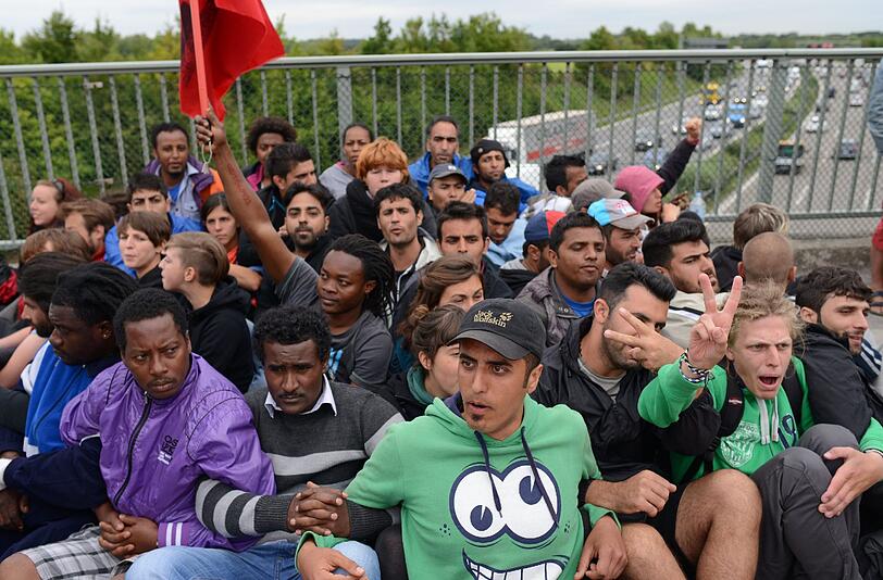Konfrontation mit der Polizei. Auf einer Brücke in Dachau schreitet die Polizei ein und umzingelt die Flüchtlinge.