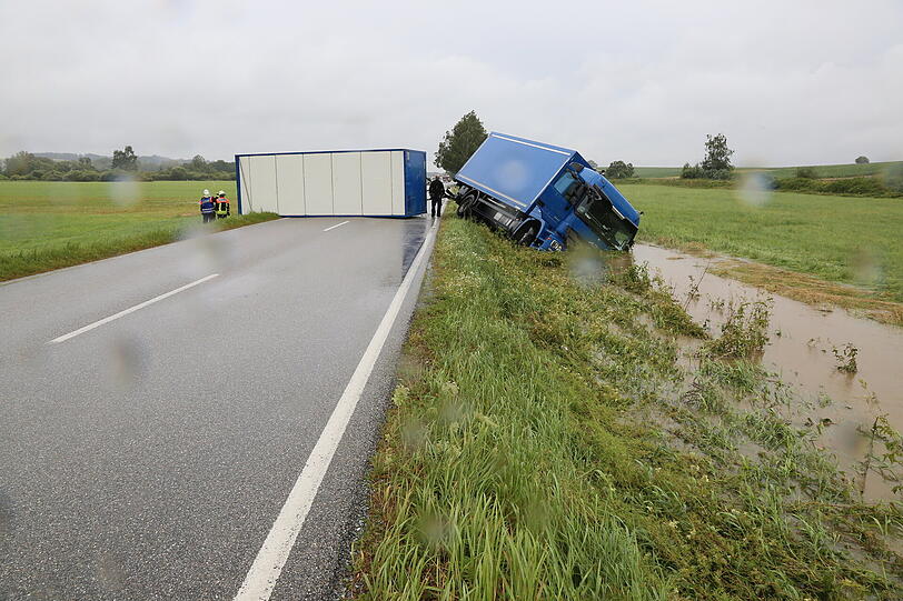 Ein Lkw kommt ins Schleudern und landet im Straßengraben. Die Bilder vom Unfallort.