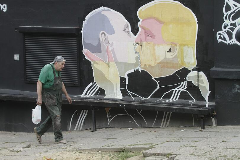 Bussi-Bussi-Gesellschaft auf internationaler Polit-Bühne: Dieses Graffiti von Wladimir Putin und Donald Trump ziert die Außenfassade eines Barbecuerestaurants im Litauischen Vilnius.