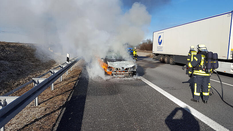 Der Wagen stand komplett in Flammen. Der Wagen stand komplett in Flammen.