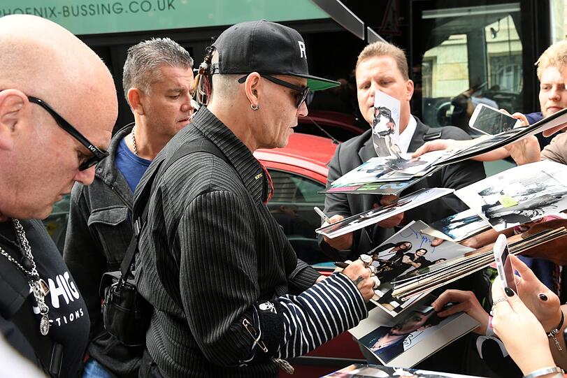 Johnny Depp wirkt ausgemergelt und blass, als er in Berlin ankommt.