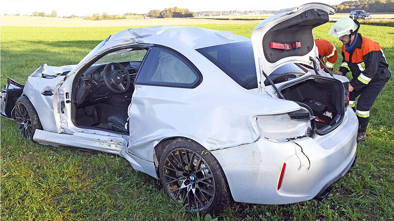Der BMW kam von der Straße ab, prallte gegen einen Baum und landete schließlich auf einer Wiese. Die Einsatzkräfte konnten nur noch den Tod des Fahrers feststellen.