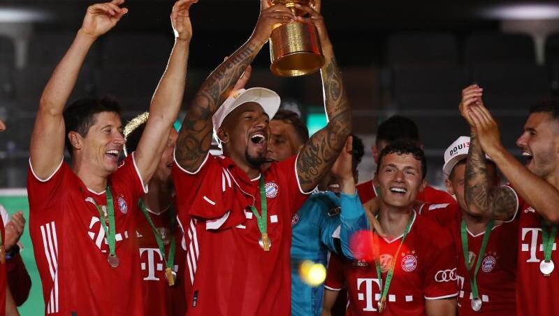 Münchens Jerome Boateng (M) hält die Trophäe nach dem Spiel hoch. Foto: Alexander Hassenstein/Getty Images Europe/Pool/dpa Münchens Jerome Boateng (M) hält die Trophäe nach dem Spiel hoch. Foto: Alexander Hassenstein/Getty Images Europe/Pool/dpa