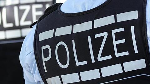 In Polizei-Westen gekleidete Polizisten. Foto: Silas Stein/Archivbild