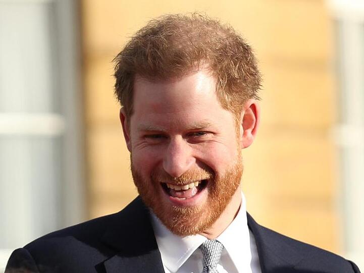 Prinz Harry zeigt sich während der Auslosung bestens gelaunt.