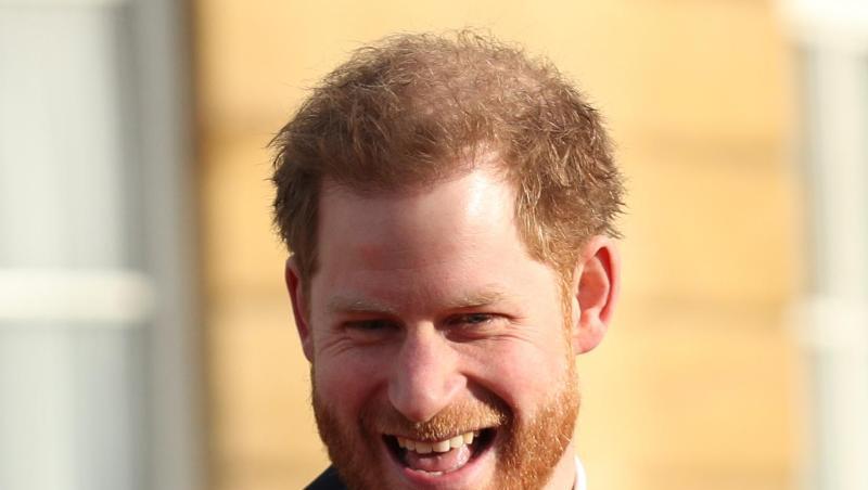 Prinz Harry zeigt sich während der Auslosung bestens gelaunt.