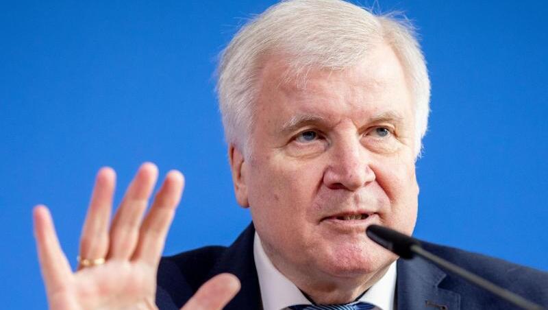 Horst Seehofer (CSU) ist Bundesminister des Innern, für Bau und Heimat. Horst Seehofer (CSU) ist Bundesminister des Innern, für Bau und Heimat.