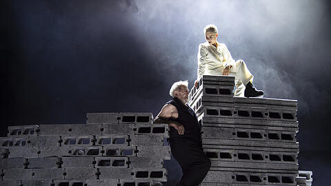 Sylvana Krappatsch (Bergkönigin) und André Jung (Torbern) in Hugo von Hofmannsthals "Das Bergwerk zu Falun" im Salzburger Landestheater.