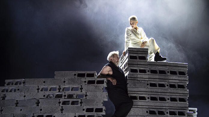 Sylvana Krappatsch (Bergkönigin) und André Jung (Torbern) in Hugo von Hofmannsthals "Das Bergwerk zu Falun" im Salzburger Landestheater.