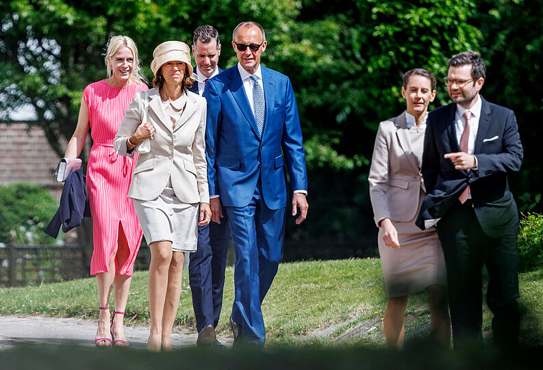 CDU-Vorsitzender Friedrich Merz (r) und seine Frau Charlotte kommen zur Kirche St. Severin, auch Justizminister Marco Buschmann (FDP) ist mit dabei.