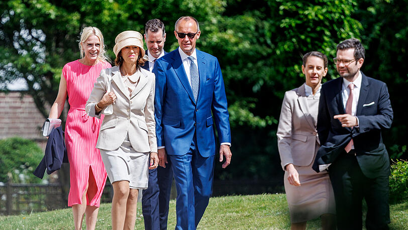 CDU-Vorsitzender Friedrich Merz (r) und seine Frau Charlotte kommen zur Kirche St. Severin, auch Justizminister Marco Buschmann (FDP) ist mit dabei.
