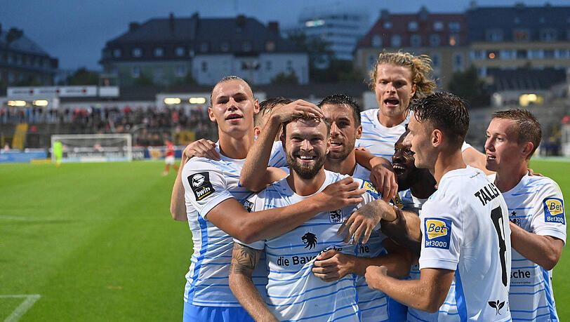 Löwenstark! Yannick Deichmann beim Jubel mit der Mannschaft nach dem 2:0 gegen den Halleschen FC.