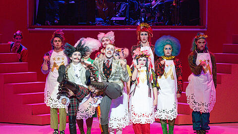 Die Studierenden der Theaterakademie im Musical "Twelfth Night" auf der Bühne des Prinzregententheaters.