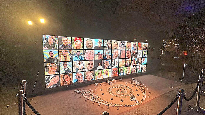 Auf einem Monitor sind die Gesichter der Menschen zu sehen, die von den Hamas-Terroristen ermordet wurden.