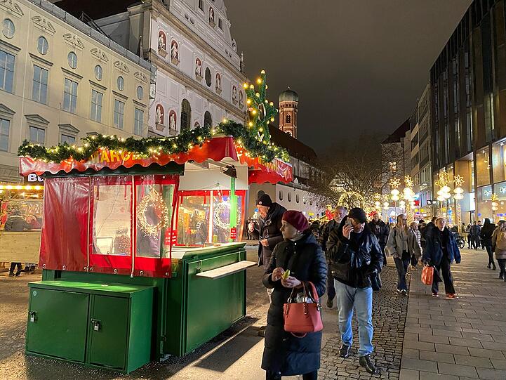 Leuchtender Hingucker: der Maronistand vor der Alten Akademie in der Fußgängerzone. Leuchtender Hingucker: der Maronistand vor der Alten Akademie in der Fußgängerzone.